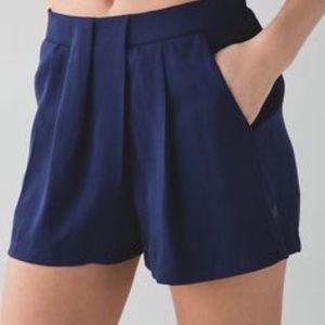 Lululemon Sz 0 4 navy Shorts w/ Pockets & zippers